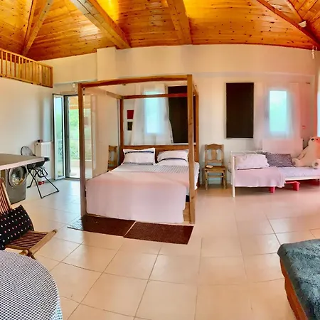 Luxury Penthouse Hidden Natural Sea Cave アパート Kalamaki